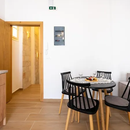 דירה Medieval Poem