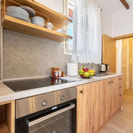 דירה Medieval Poem