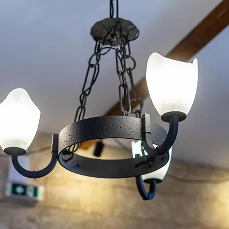 Medieval Poem דירה *