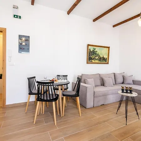 Medieval Poem דירה עיר רודוס