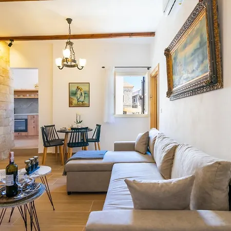 Medieval Poem דירה *