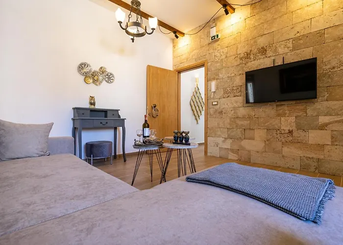 Appartement Medieval Poem *