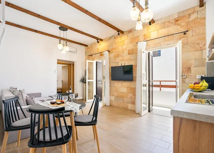 Medieval Poem Appartement