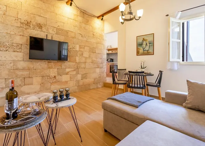 شقة Medieval Poem