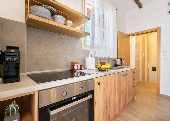 شقة Medieval Poem